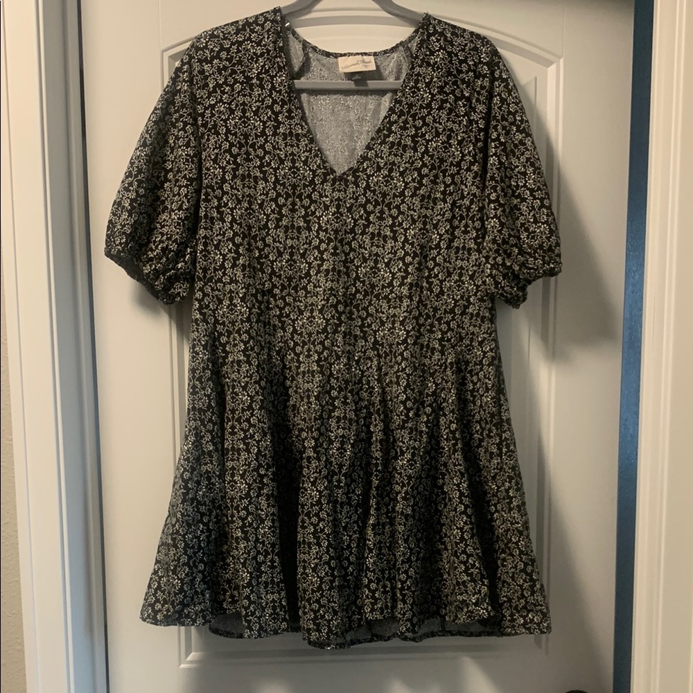 Floral Black and White Women‘s tunic dress